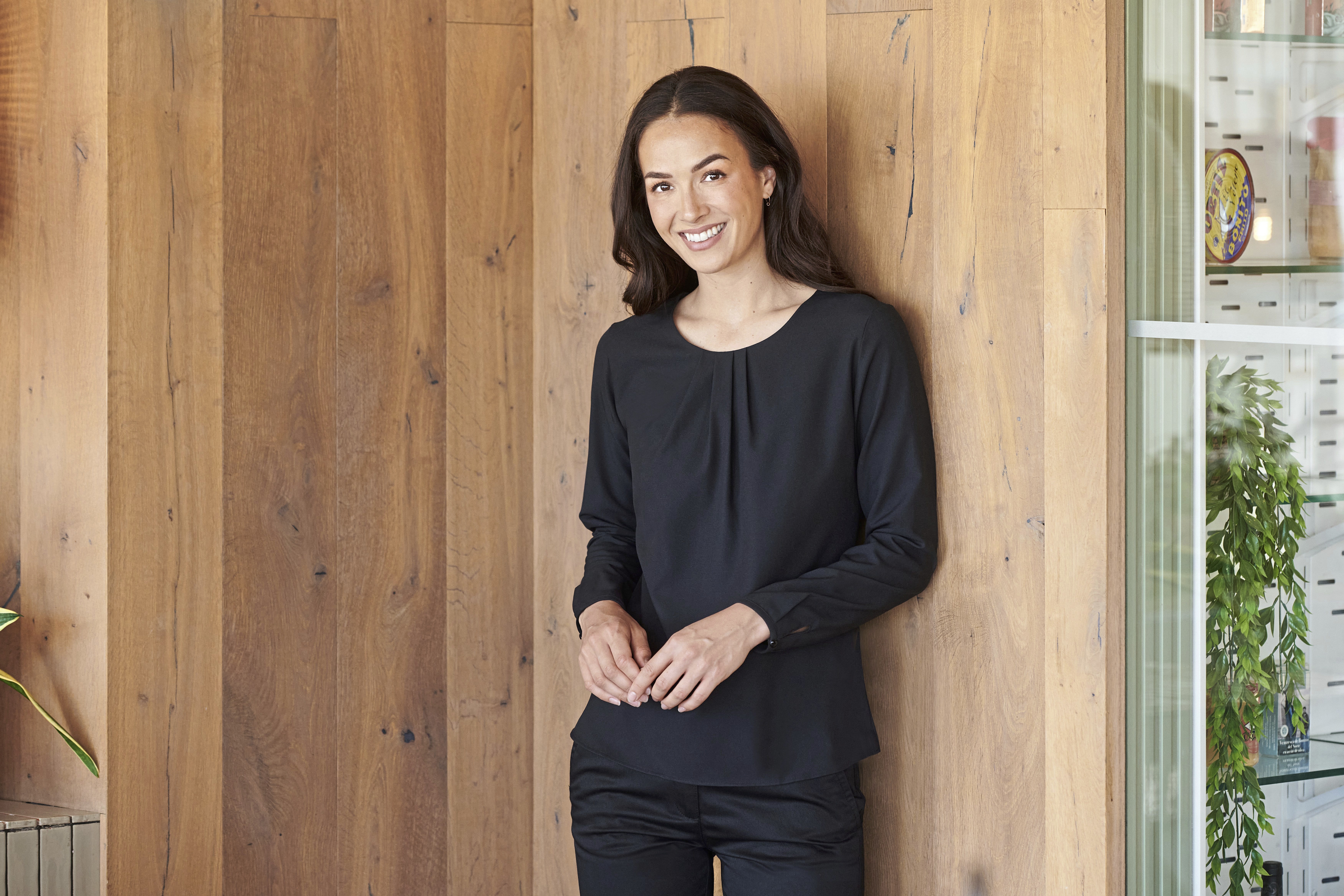 Ladies´ Pleat Front Long Sleeved Blouse - Henbury