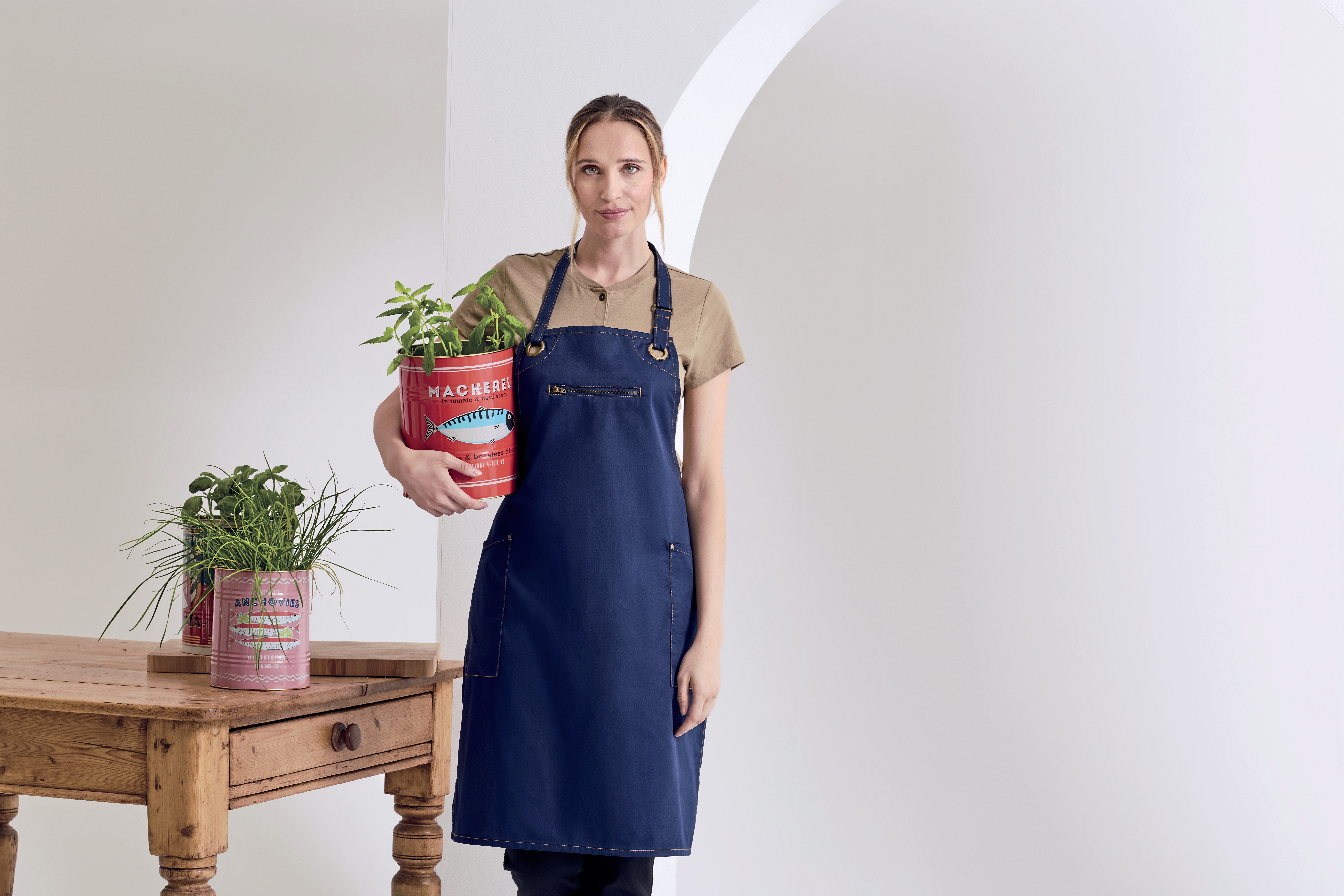 ‘BARLEY’ CONTRAST STITCH SUSTAINABLE BIB APRON - Premier